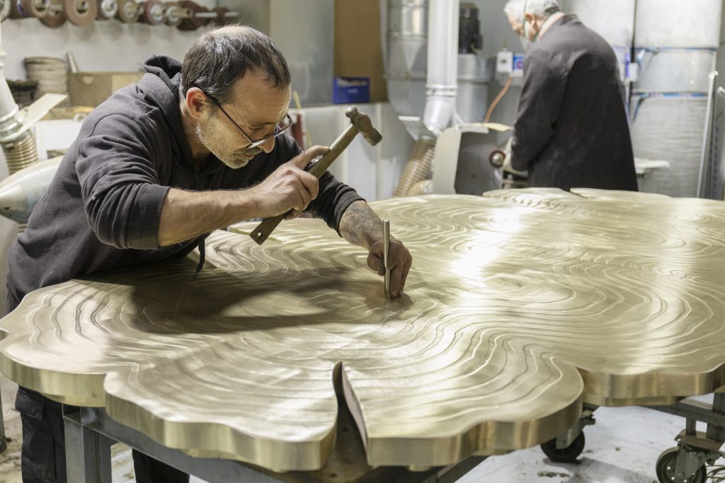 Craftsmanship of the Fortuna dining table by Boca Do Lobo